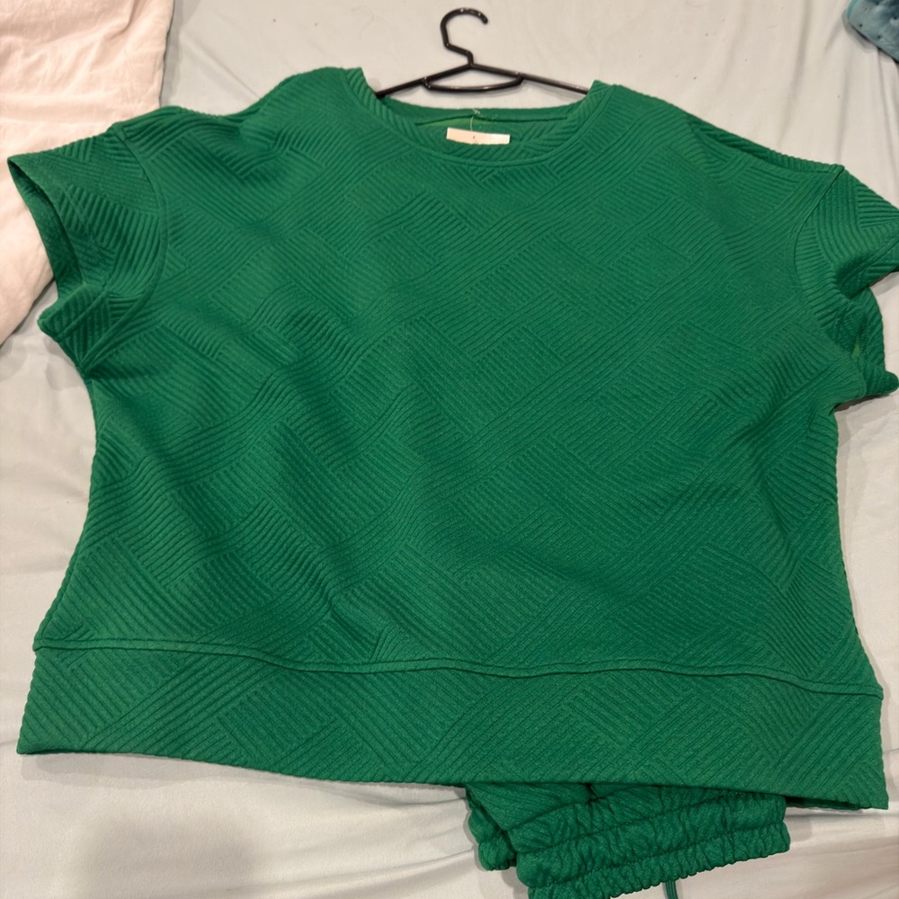 Green Textured Women's Top and cropped bottoms. Set. Size Medium